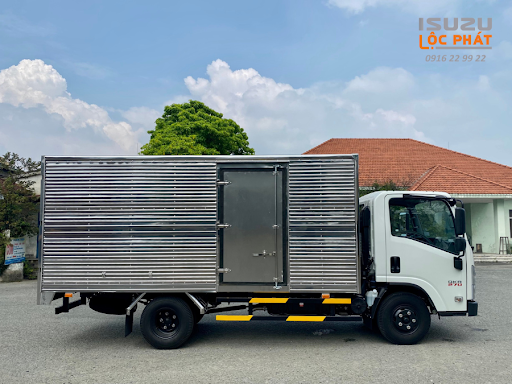 Xe tải Isuzu QKR 270 thùng kín giá mới nhất 